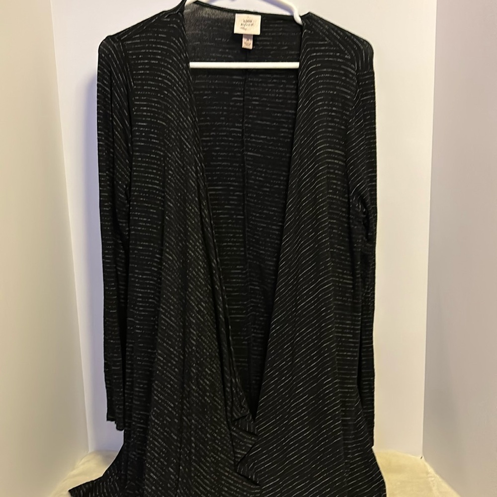 KNOX ROSE BLACK WRAP WITH SMALL WHITE STRIPES THRU OUT WRAP SIZE MEDIUM